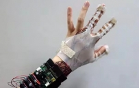 新型触感VR手套可以有效地模仿操纵数字物体的感觉